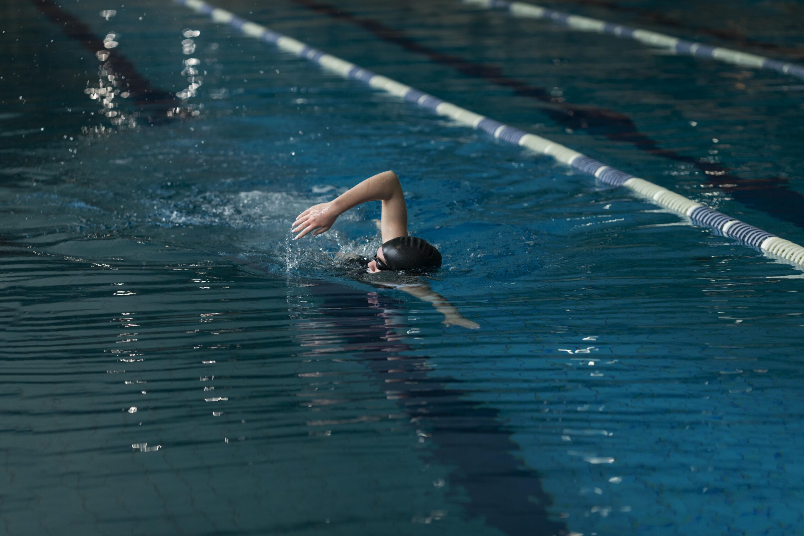 atleta-de-tiro-completo-nadando-na-piscina